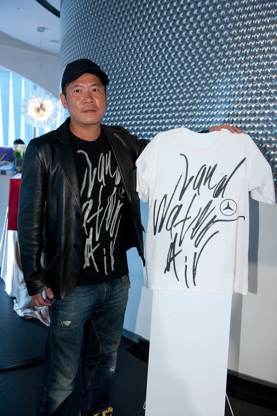 4度入圍葛萊美封面設計獎的蕭青陽老師運用賓士元素設計獨家限量T恤
