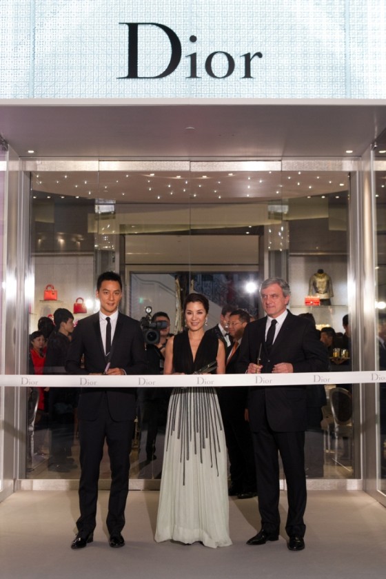 Dior全球總裁Sidney Toledano(右起)、女星楊紫瓊、男星吳彥祖共同為Dior台北101旗艦店開幕剪綵。