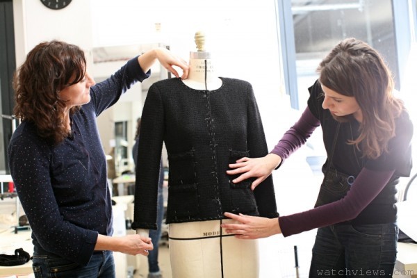 卡爾‧拉格斐延續香奈兒的悠久傳統，做出變化與翻新，讓外套更符合當下時尚趨勢。