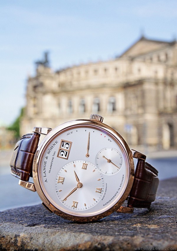 Grand Lange 1腕錶，18K玫瑰金錶殼，錶徑40.9毫米，時、分、秒、大日期、動力儲存顯示，L095.1手上鍊機芯，動力儲存72小時，鱷魚皮錶帶。