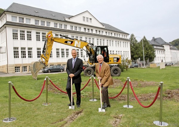 Wilhelm Schmid (左)及瓦爾特‧朗格(右)於2012年9月5日的破土儀式合影。