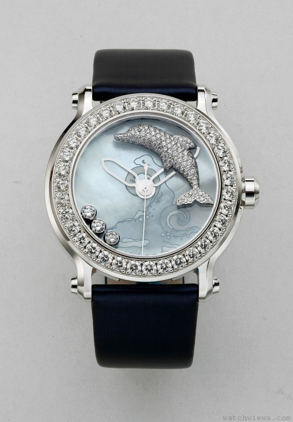 蕭邦動物世界系列珠寶錶 – 海豚，18K白金錶殼，珍珠母貝彩繪錶盤，錶框鑲嵌35顆鑽石共重3.50克拉，內含18K白金金立體海豚鑲嵌148顆鑽石重0.49克拉，單顆黑鑽重0.01克拉。內含3顆滑動鑽石共重0.30克拉，錶冠鑲嵌單顆鑽石重0.15克拉。石英機芯，防水30公尺，搭配絹帶，全球限量25只建議售價NT$2,165,000。