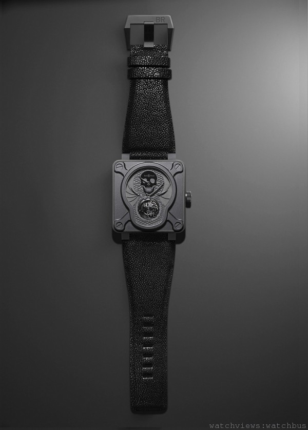 INSTRUMENT BR01 Tourbillon腕錶，類鑽石碳塗層鈦金屬錶殼，46毫米，黑色錶盤，骷髏頭標誌，手動上鍊機芯，陀飛輪、小時圈，中央分針、動力儲存5天，防反光藍寶石水晶玻璃錶鏡，防水100米，橡膠、皮革或強化人造纖維錶帶，限量生產20只。