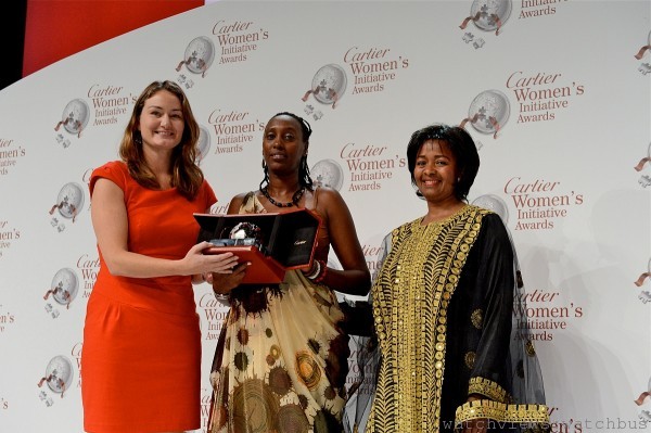 非洲南薩哈拉得獎代表Julienne Ingabire & Elizabeth Scharpf共同研發出一種價格低、且對成分為環境友善的衛生棉