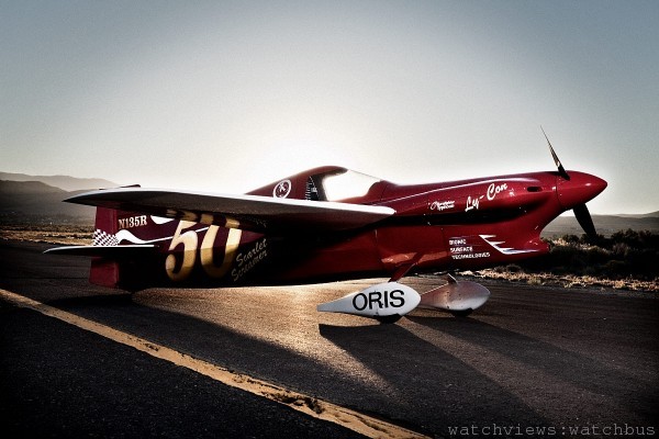 Oris贊助的AirRacing飛機，機身上的紅/黃色數字50，代表飛機的起航號碼