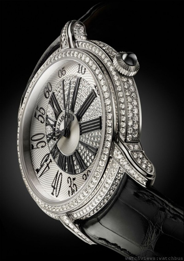 錶殼及錶扣鑲有339顆圓形鑽石，共重約3.44克拉，錶盤鑲有139顆圓形鑽石，共重約0.39克拉，