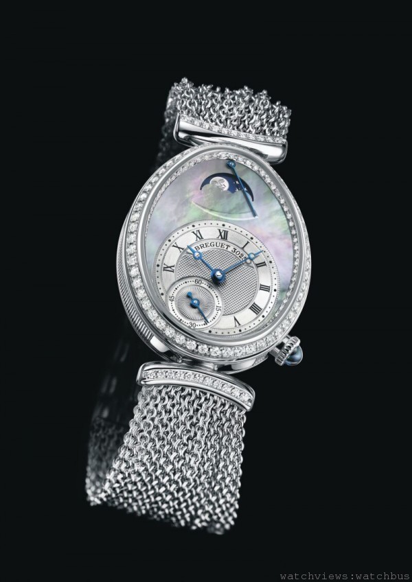 Reine de Naples系列Ref. 8908BB/5T/J70 D0DD，蛋形錶殼，以18K白金鑄造，帶有精細錶框坑紋。錶框鑲有117顆鑽石，重約0.99克拉。藍寶石水晶底蓋，尺寸為28.45 x 36.50毫米。防水深度達30米；錶盤危18K金鍍銀手工鐫刻表盤及大溪地黑色天然珍珠母貝，7時位小秒顯示，12時位為動力儲備以及飾以鍍銠月亮的月相盈虧顯示，537DRL1自動上鍊機芯，40小時動力儲備，18K白金鍊帶，定價 NTD 2,312,000。