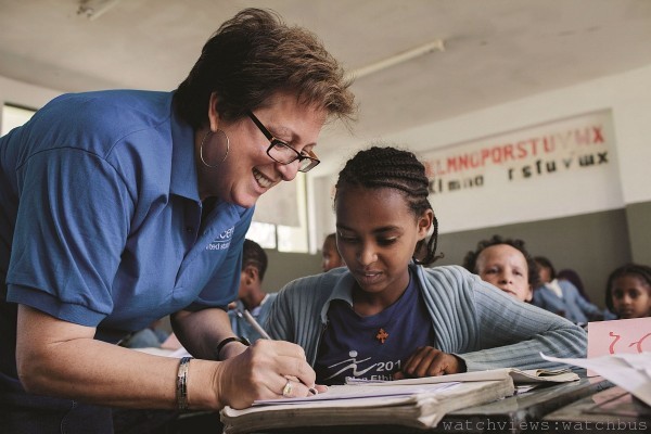 美國聯合國兒童基金會(U.S. Fund for UNICEF)執行長Caryl M. Stern參訪衣索匹亞Mekdella小學指導當地孩童的學習