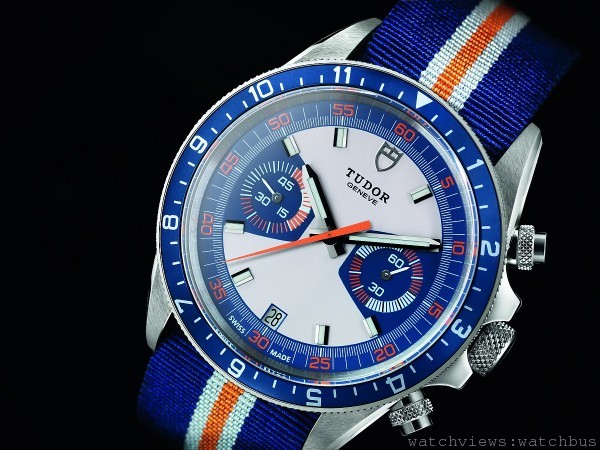 Tudor Heritage Chrono Blue的兩個計時盤設於兩個藍色梯形圖案之中，一個是位於3 點鐘位置的小秒針盤，而另一個則是在1970 年代為帝舵表計時腕錶寫下歷史新篇章的著名45 分鐘計時盤，設於9 點鐘位置。