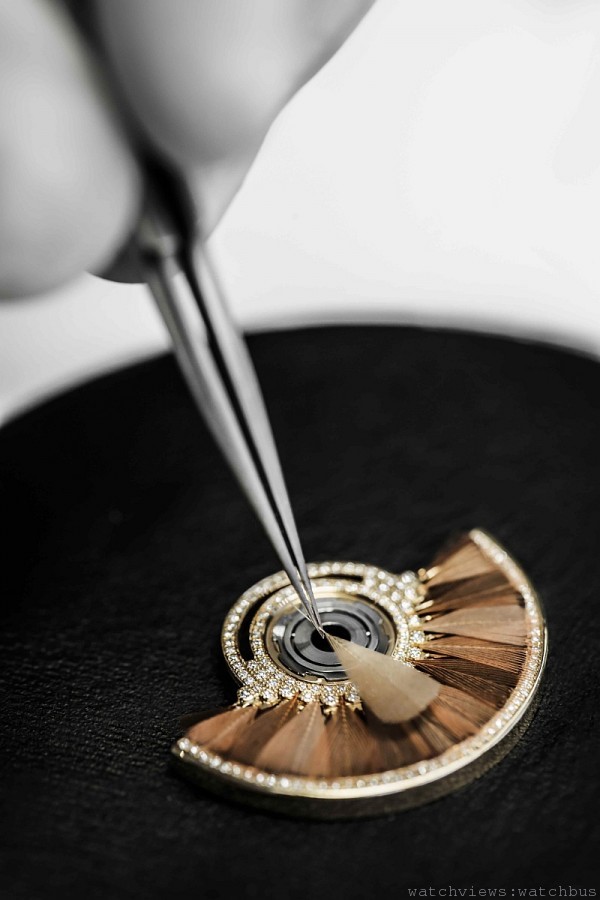 Laying of the feathers on the oscillating weight