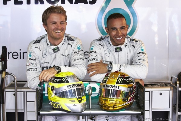 梅賽德斯AMG馬石油F1車隊（MERCEDES AMG PETRONAS Formula OneTM Team）的著名車手路易斯•漢米爾頓(Lewis Hamilton，圖右)與尼科•羅斯伯格(Nico Rosberg，圖左)正式擔任IWC萬國錶形象大使。