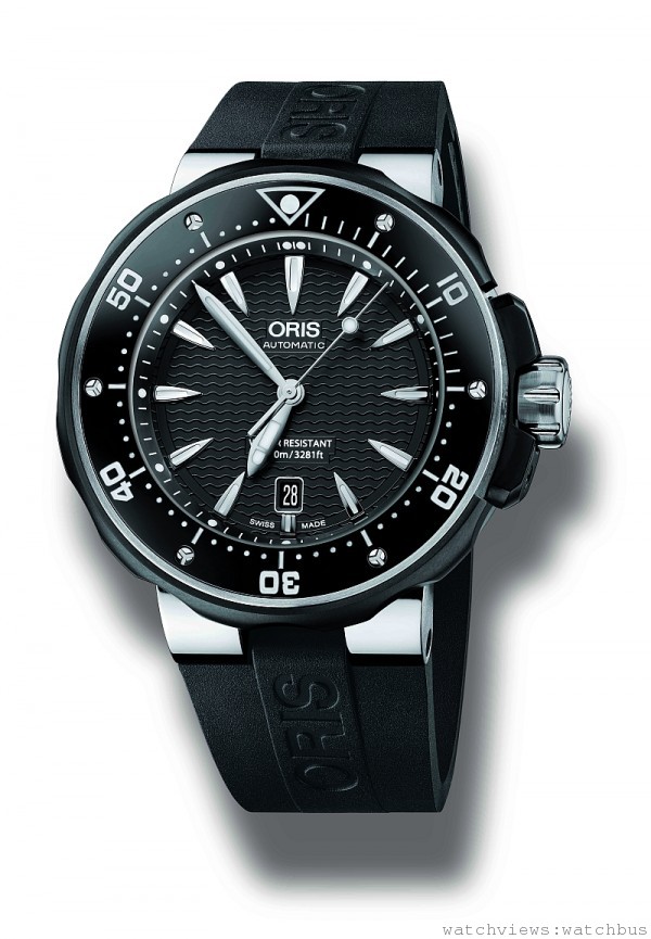 Oris ProDiver日曆星期錶，錶殼直徑49 mm， 型號733 7646 71 54 ，建議價：NT71,200(RS) ，自動機械機芯。中央顯示時、分、秒。日期顯示於6點鐘方向。多片式鈦合金錶殼，旋緊式錶背佐以特殊篆刻英吋刻度，內層抗折射處理藍寶石水晶玻璃錶鏡。以‘Rotation Safety System ’保護的單向旋轉橡膠、鋼鐵與陶瓷上圈。兩片式黑色波浪紋錶盤，螢光刻度，鍍鎳螢光指針。不銹鋼旋緊式錶冠，搭載側邊防護系統。自動排氦氣閥。可延長橡膠錶帶搭配安全摺疊帶扣，亦可更換為可延長多片式鈦合金金屬鍊帶。防水功能100倍大氣壓力/1000米。