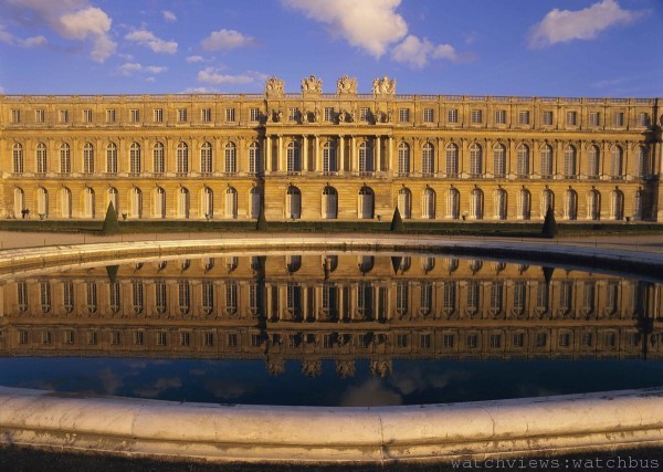 法國知名文學評論家-Jean Cocteau曾說過: 「Dior是時代中的天才，附有神奇的名稱隱含著上帝與黃金的含意。」DIOR 2013年的新品發表的背景，便是在知名凡爾賽宮中，金碧輝煌的鏡廳內絢麗登場。 