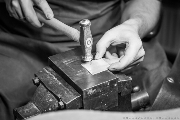 工匠大師以熟練靈巧的手工敲錘打造銀質錶盤，以在錶盤上呈現出品牌著名的錘打痕跡 