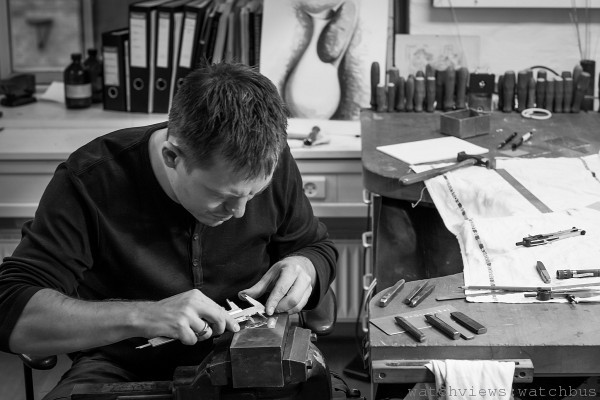 工匠大師於刻劃錶盤形狀前先以工具量測錶盤尺寸