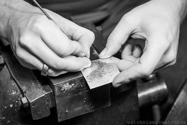 工匠大師於敲錘完成的銀片上細心刻劃出錶盤形狀