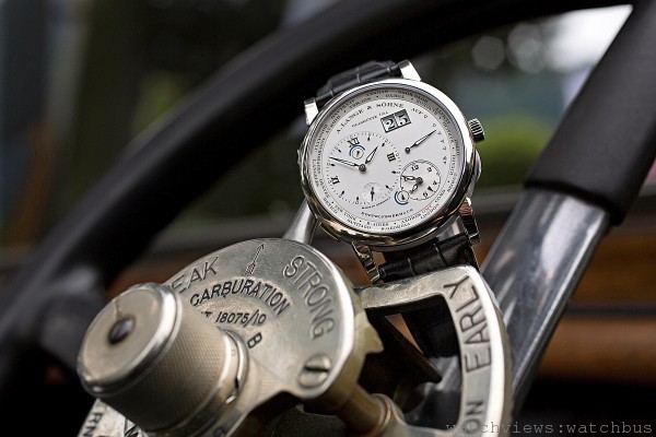 1913年為著名的阿爾卑斯山長途賽設計的勞斯萊斯Silver Ghost Austrian Alpine實驗車與LANGE 1 TIME ZONE的Concorso特別版腕錶，兩者相距一百年之久。
