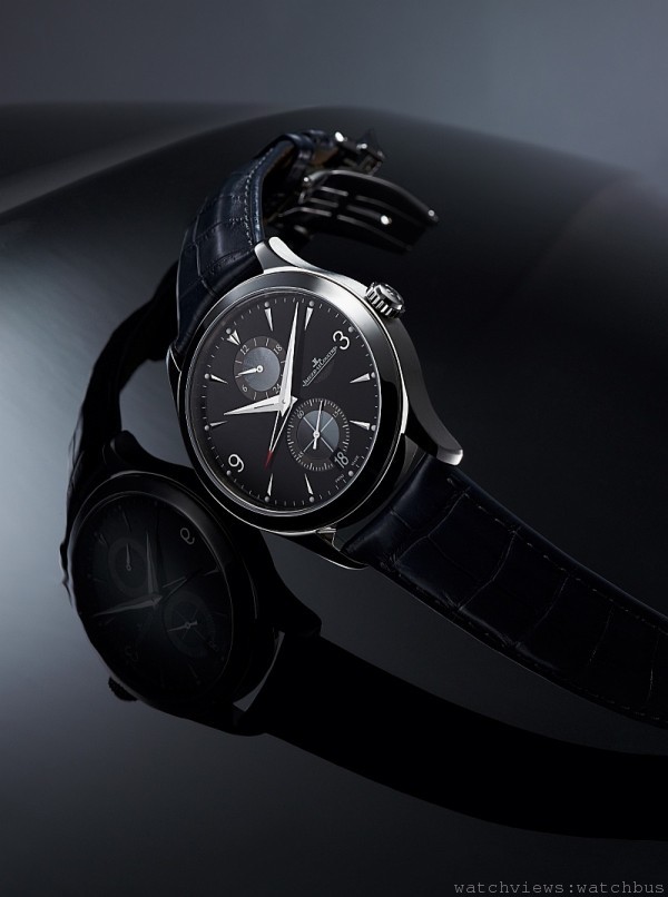 Master Hometime Aston Martin 阿斯頓•馬丁雙時區大師系列腕錶，40 毫米精鋼錶殼，積家 975H 型自動上鏈機械機芯，完全人手製造、組裝和裝飾，48 小時動力儲存，可獨立快速雙向設置的本地時間（目的地時間），與本地時間同步的日期顯示，參照時間，與參照時間相關聯的晝/夜指示，分鐘和小秒針顯示，防水 50 米，深灰色鰐魚皮錶帶。