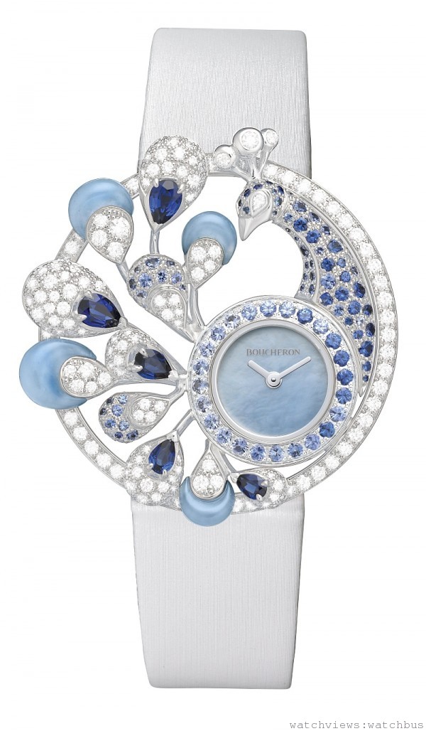 Ajouree Hera鏤刻系列孔雀腕錶，18K白金3D立體鏤刻孔雀裝飾，共鑲嵌167顆鑽石，約2.38克拉，96顆藍色剛玉，約1.53克拉，5顆梨形藍寶石，約0.75克拉，4顆半 月型玉髓，共2.15克拉，錶徑38毫米，時分 功能，ETA E01石英機芯，絹質錶帶。