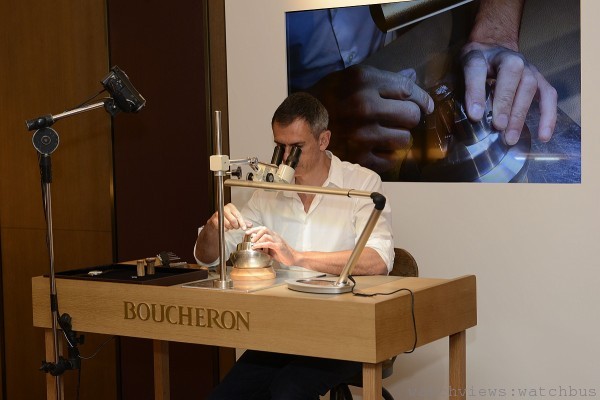 Boucheron由法國空運手錶展示櫃及製錶工藝工作台來台，並由製錶師示範頂級工藝