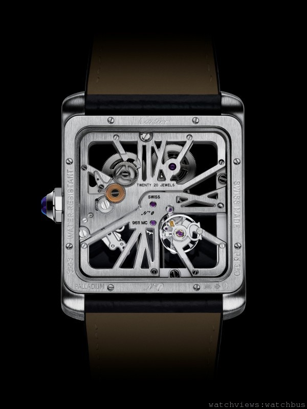 TANK MC Squelette鏤空腕錶，鈀金錶殼。八角形錶冠，鑲嵌一顆合成尖晶石。藍寶石水晶鏡面，藍寶石水晶透明錶背。羅馬數字形錶橋錶盤。藍鋼劍形指針。黑色鱷魚皮錶帶。18K白色黃金可調校式折疊錶扣，機芯：卡地亞9611 MC型工作坊精製手動上鏈機械機芯，時分顯示，羅馬數字形鏤空錶橋。防水深度3巴（30米/100英尺）。錶殼尺寸：寬度：34.55毫米，長度：43.9毫米，厚度：9.3毫米。