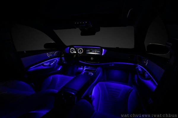 座艙內的 S-Class 可利用光纖科技於七種顏色與五種照明亮度中自由切換，如頂級Lounge般的舒壓環境，更是提升乘坐舒適度的創新思維。