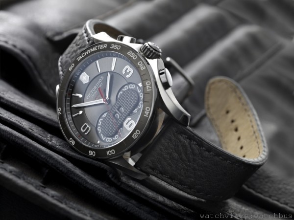 ChronoClassic，深灰色錶盤及錶圈配黑色皮帶，NTD28,500。
