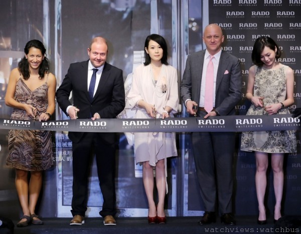 雷達表全球代言人劉若英與行銷副總裁等貴賓共同剪綵，為台北101名品店揭開序幕
