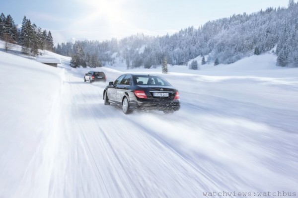 2014 Mercedes-Benz 海外冬季駕馭課程由專業教練指導過彎、甩尾高難度技巧，所有車主將能安心領會速度上的快感。