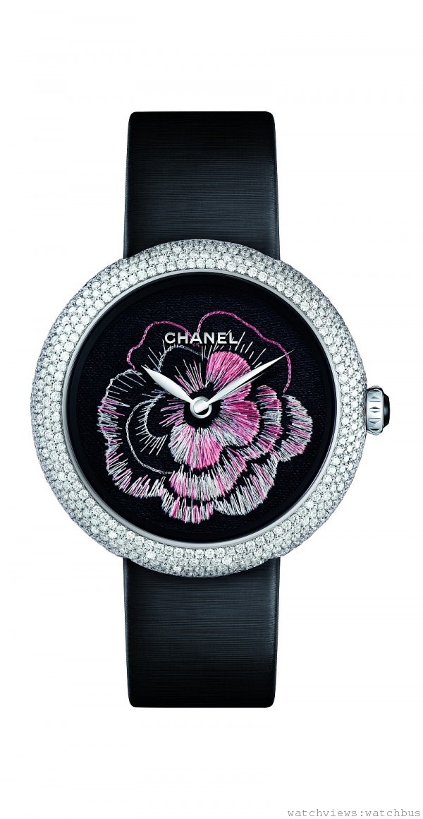 香奈兒Mademoiselle Prive刺繡山茶花腕錶-榮獲2013年日內瓦鐘錶大賞年度最佳藝術工藝獎。