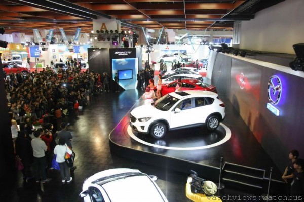 2014台北車展吸引眾多車迷駐足，近距離欣賞心目中的夢幻車款。