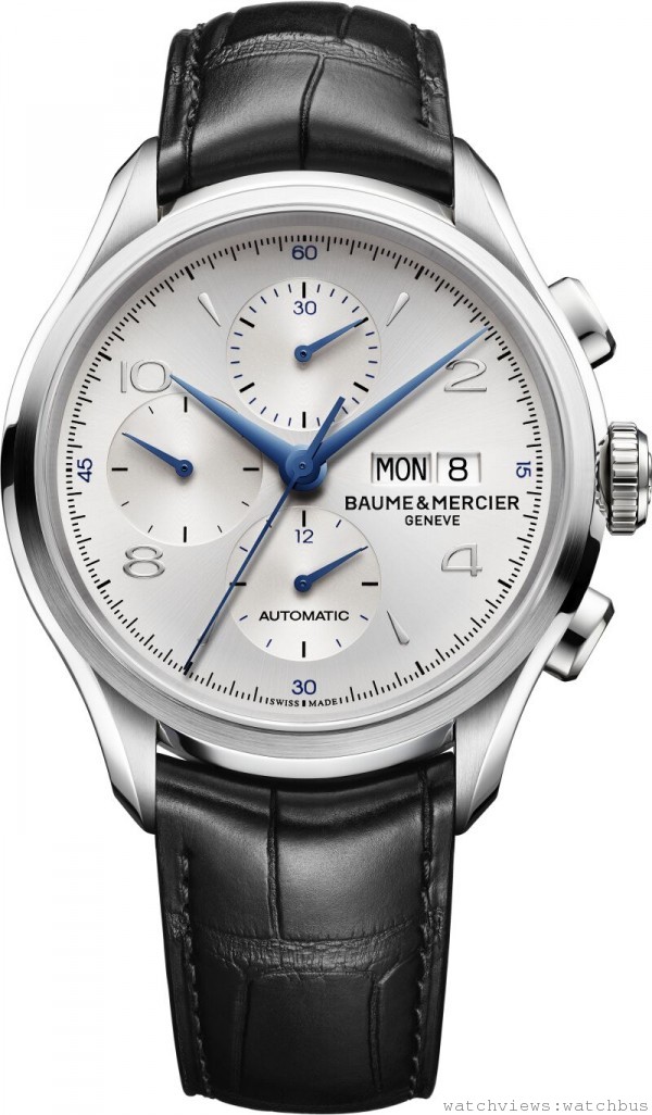 克里頓系列MOA10123計時碼錶，此款計時碼錶搭配43毫米精鋼錶殼，展現都市氣質，並重現「黃金五十年代」的復古風格。卓越的複雜功能捕捉佩戴者職業生涯和歡愉時光中的點點滴滴，滿足鐘錶愛好者對精準腕錶的追求。銀色太陽緞面打磨錶盤襯托藍色指針，內部搭載一枚堅固耐用的自動機械機芯，配以方形鱗紋鱷魚皮錶帶及三重摺疊式安全錶扣。此優雅之作能滿足佩戴者的所有需求，陪伴他們面對精彩的都市生活。