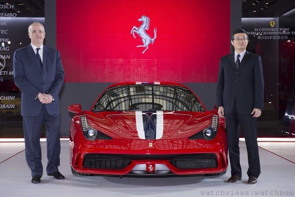 (左)臺灣蒙地拿總經理Mr. Fabrice de Murat與(右)Ferrari法拉利品牌總經理劉冠甫先生一同為458 Speciale揭幕