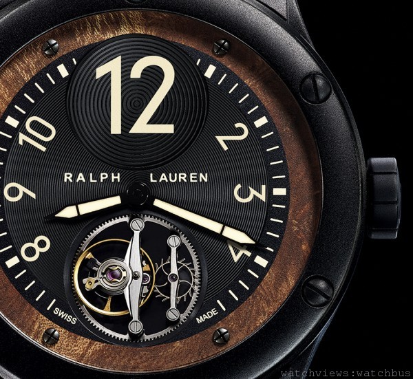 為了向Ralph Lauren Bugatti儀表板致敬，Ralph Lauren Automotive飛行陀飛輪在外側錶盤採用了榆木樹節木板。