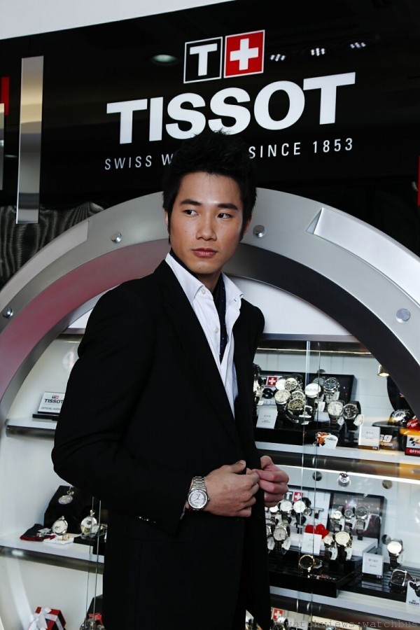劉韋成佩戴TISSOT Luxury典藏80瑞士官方天文台認證自動男裝腕錶。