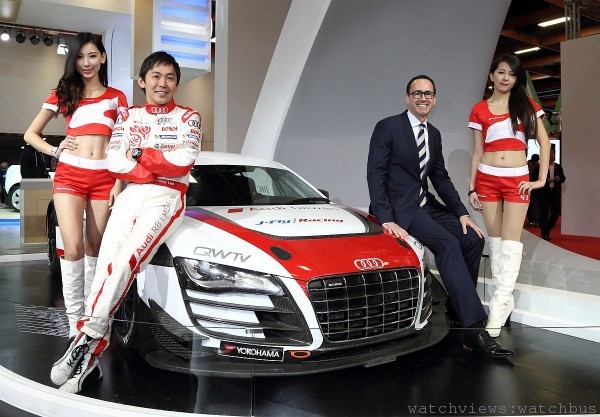 台灣奧迪汽車行銷總監Edward Butler先生(右二)和Audi品牌賽車大使李勇德(左二)，共同和首度於國內隆重亮相的Audi R8 LMS Cup Car工廠賽車連袂合影，堪稱是全場最吸引目光的焦點車款之一。