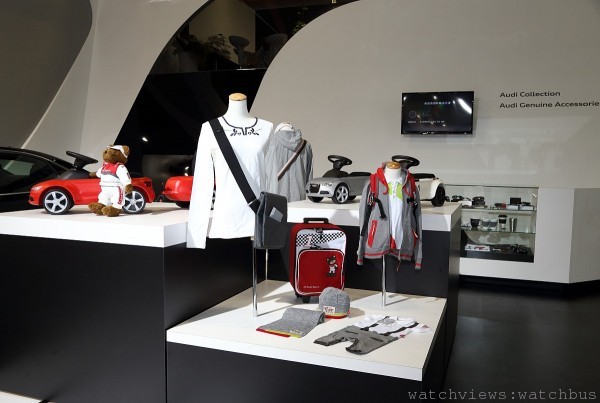 台灣奧迪汽車特別在今年的展場上，規劃了Audi Collection原廠精品展示區，讓喜愛四環品牌的車迷們能夠在賞車之餘，還能夠盡情挑選自己喜愛的精品配件。