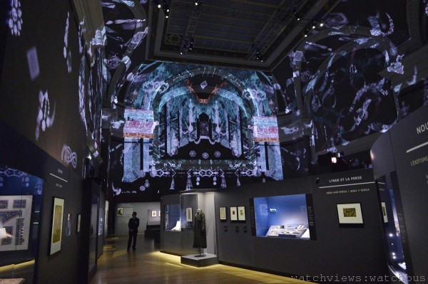 [卡地亞：風格史詩]展覽展場投影以多彩的建築與寶石,搭配展覽主題呈現