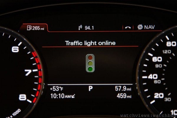 未來的駕駛者可透過Audi Connect預先得知前方路口的燈號資訊，大幅減少行車時等待紅燈的時間。