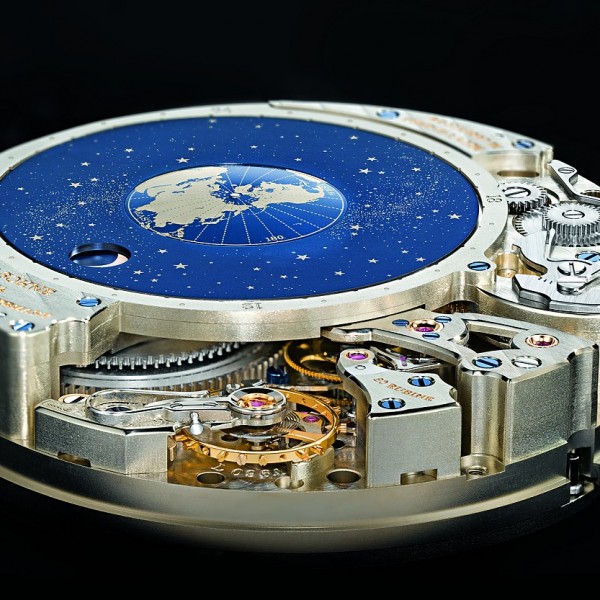 朗格錶廠自製L096.1型機芯，描繪出地球、月亮和太陽星群圖的軌跡月相顯示。