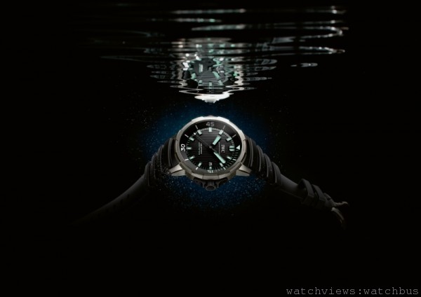 防水性能高達200巴的海洋時計2000自動腕錶（型號IW358002)是專為深度潛水探險而打造。