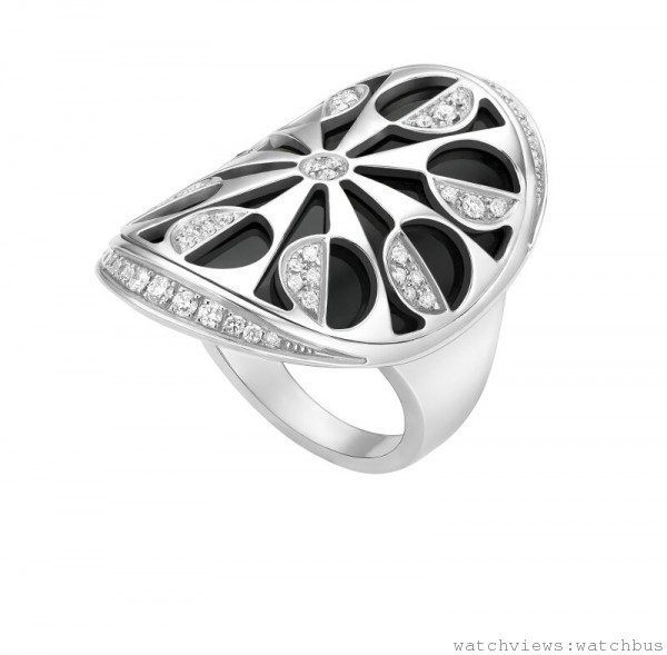 Intarsio 白k 金戒指，定價NTD239,200 元。