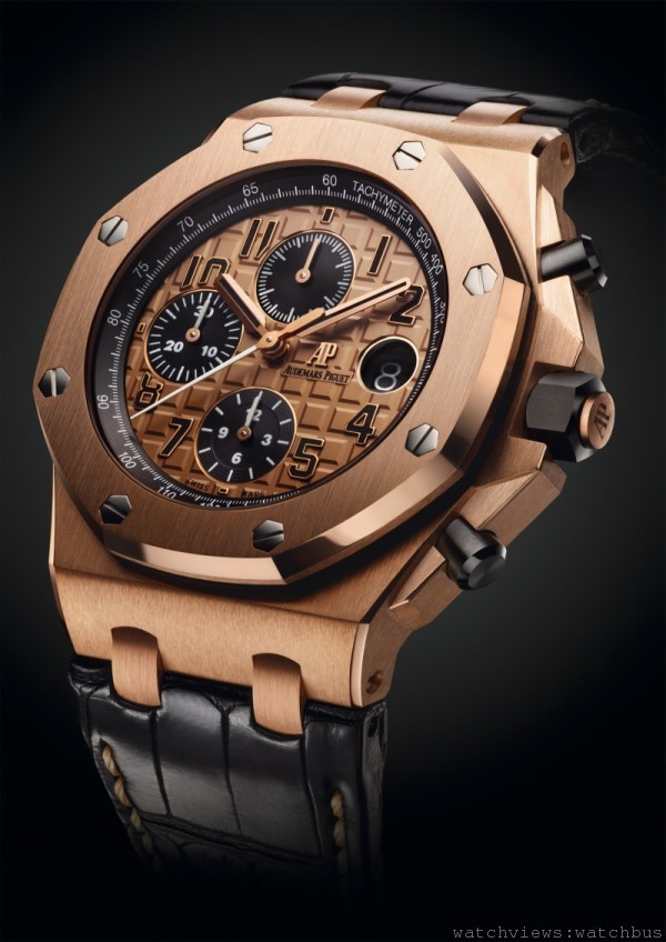 這款勁道十足的「26470」皇家橡樹離岸型系列計時碼錶搭配華麗的玫瑰金錶殼和錶盤，與黑色鱷魚皮錶帶、陶瓷按鈕和計時副錶盤形成鮮明對比。其手工縫邊的「大方格鱗紋」黑色鱷魚皮錶帶比凸背鰭錶帶更貼近手腕，絲毫不減腕錶的陽剛氣息。
