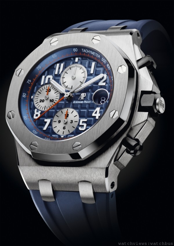 俊美的全新「26470」皇家橡樹離岸型系列「海軍」錶款，搭配寶藍色錶盤和橡膠錶帶，以及橘色計時指針，在對比鮮明的顏色組合襯托下，這款面世20年的愛彼腕錶隨即增添了全新運動感。