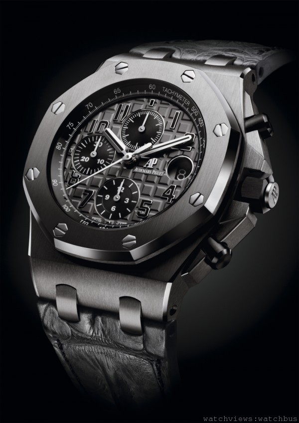此款「26470」皇家橡樹離岸型系列計時碼錶備有啞灰色的錶盤和凸背鰭鱷魚皮錶帶，使腕錶呈現出高科技的設計美學特質， 不論穿上白色上衣或是西裝都能夠完美搭配。在簡潔的單色背景上，皇家橡樹離岸型腕錶的全新刻面指針和著名的「MégaTapisserie」超大型格紋錶盤裝飾，展現出前所未見的清晰度和立體感。