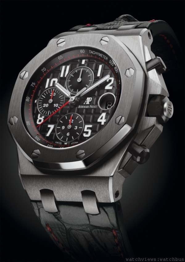 此款「26470」皇家橡樹離岸型系列計時碼錶樸實的黑色錶盤和凸背鰭黑色鱷魚皮錶帶，結合鮮紅色縫邊和計時指針，讓腕錶滲溢出活力動感的一面。黑色陶瓷按鈕與腕錶整體的單色設計完美匹配，巧妙營造出強烈的視覺效果。