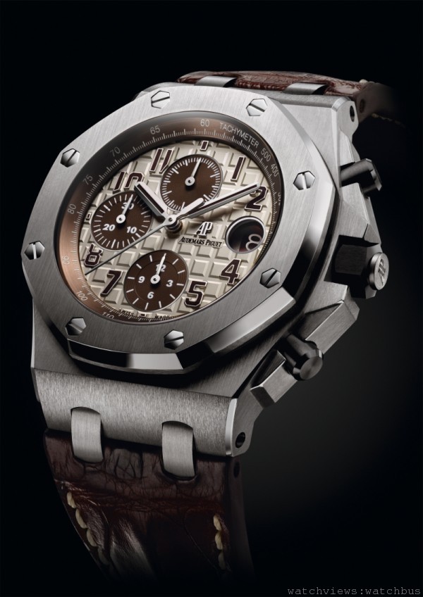 這款「26470」皇家橡樹離岸型系列計時碼錶此錶以「復古遊獵」造型示人，配備棕色鱷魚皮錶帶、米色縫邊和象牙白色調錶盤，定必令熱愛冒險的錶迷愛不釋手。此皇家橡樹離岸型腕錶專為行動型的男士而設，其堅固的精鋼錶殼和卡其色設計，十分適合戶外活動。
