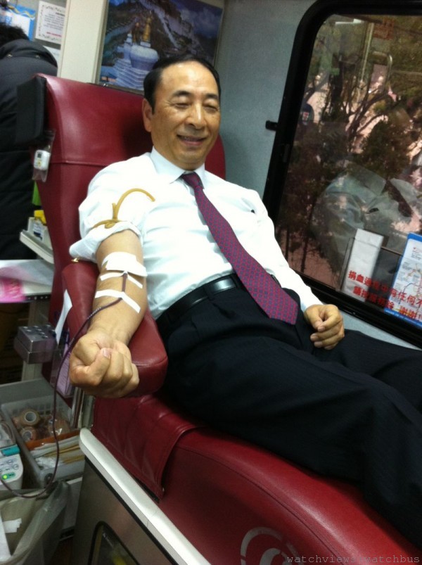 台北老爺酒店日籍總經理世谷久雄率先捲起袖子，響應捐血活動。