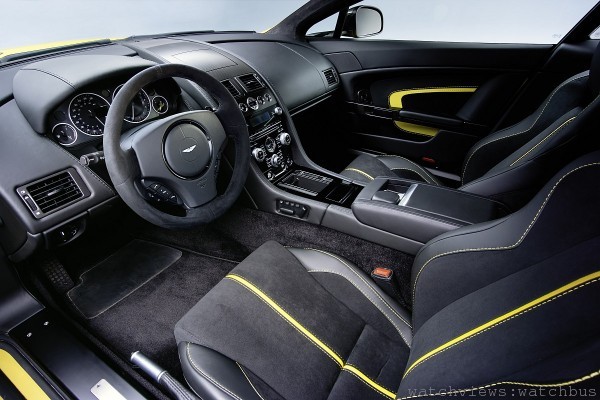 ASTON MARTIN V12 Vantage S配備黑色麂皮方向盤，V12專屬碳纖維選配套件：中控飾板、車門把飾板；選配碳纖維輕量化桶式賽車椅；選配方向盤碳纖維撥片。