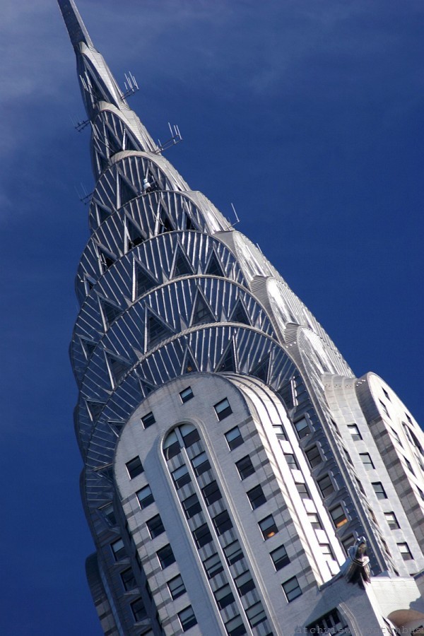 Chrysler building New York 紐約克萊斯勒大樓，常被選為最受全球人們喜愛的摩天大樓之一，1930年完工啟用。其經典的裝飾藝術（Art Deco）設計包括覆以像珠寶般設計，不銹鋼材質的「皇冠」玻璃窗台，以及營造出光芒四射效果的三角窗，七層同心圓弧構成十字型斜面頂冠嵌入V型投射光源。啟用當時是全球最高的建築物。至今，這棟大樓的美麗身影仍無可匹敵。 此建築物是當時機械時代的精神象徵，也象徵當時美國都會與世界地標。此年代珠寶創作也反應時代精神的追求。此項鍊沿襲fireworks 的圖騰，但更具線條與平面感。結構完全融入當中。 